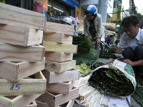 Nhộn nhịp chợ lá dong ở Sài Gòn