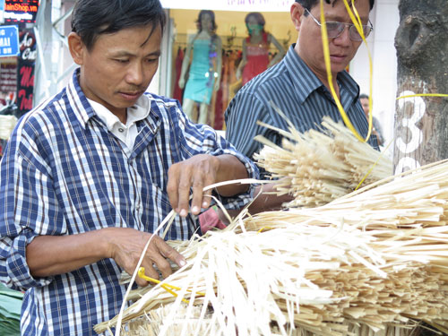 Nhộn nhịp chợ lá dong ở Sài Gòn