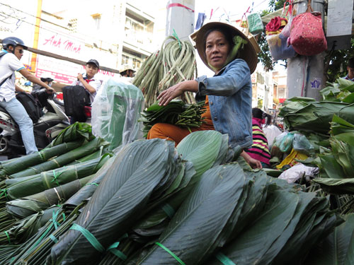 Nhộn nhịp chợ lá dong ở Sài Gòn