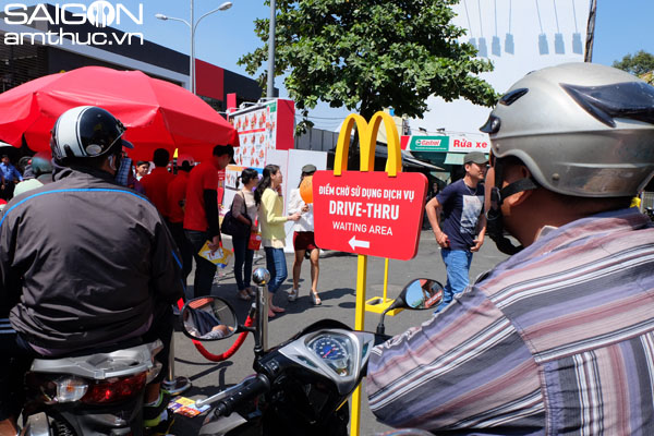 Hàng ngàn người Sài Gòn xếp hàng chờ mua McDonalds 4