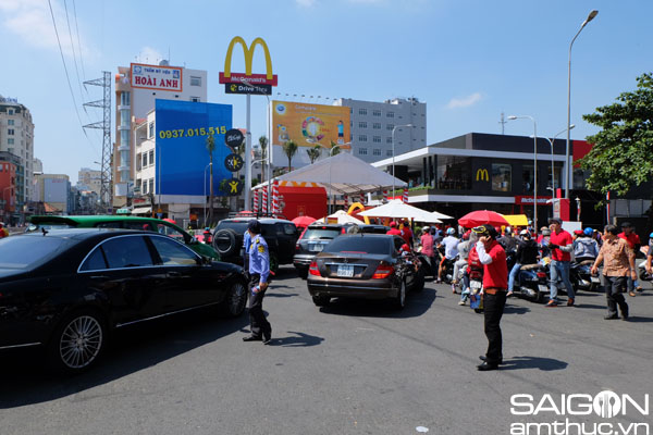 Hàng ngàn người Sài Gòn xếp hàng chờ mua McDonalds 1