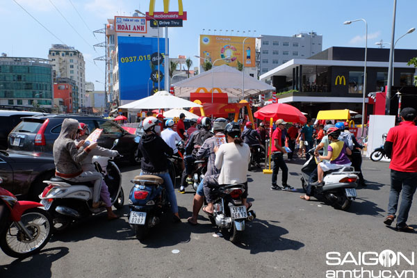 Hàng ngàn người Sài Gòn xếp hàng chờ mua McDonalds 2