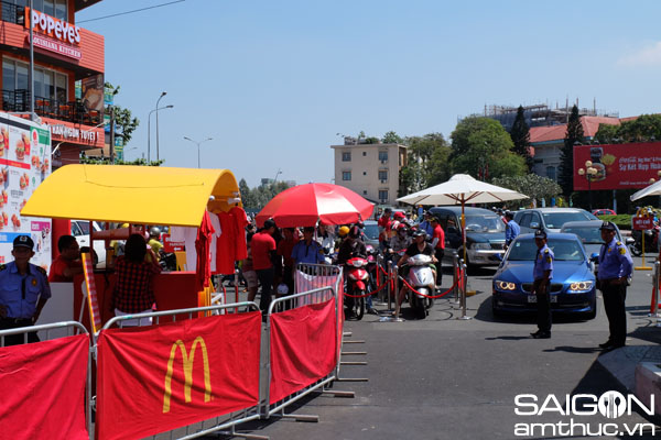 Hàng ngàn người Sài Gòn xếp hàng chờ mua McDonalds 4