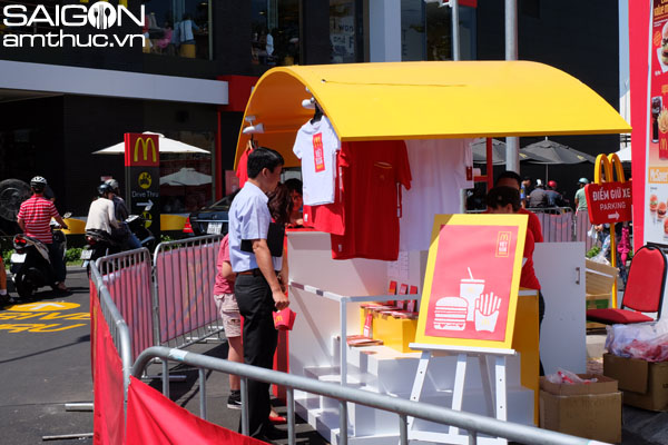 Hàng ngàn người Sài Gòn xếp hàng chờ mua McDonalds 5