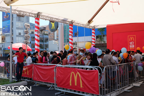 Hàng ngàn người Sài Gòn xếp hàng chờ mua McDonalds 7