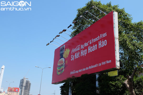 Hàng ngàn người Sài Gòn xếp hàng chờ mua McDonalds 17