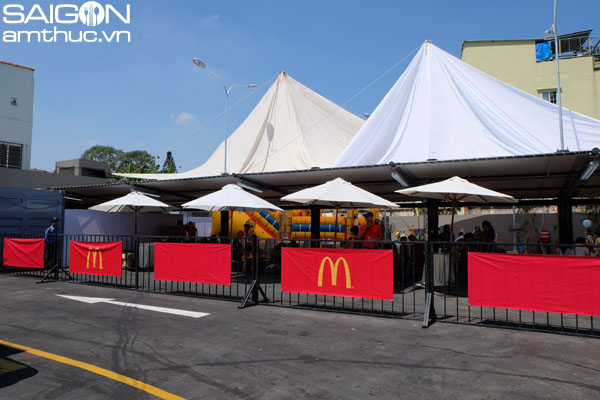 Hàng ngàn người Sài Gòn xếp hàng chờ mua McDonalds 16