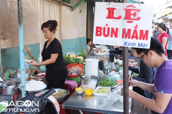 Ăn bún mắm Lệ trong chợ Lê Hồng Phong 1