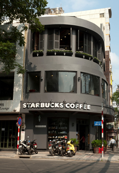 Bên trong cửa hàng Starbucks góc đường Hai Bà Trưng - Đông Du 6