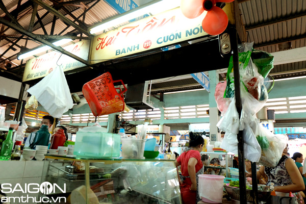 Quầy bánh cuốn lá chuối 60 năm tuổi trong chợ Nguyễn Tri Phương 4