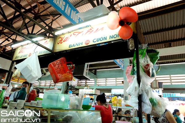Quầy bánh cuốn lá chuối 60 năm tuổi trong chợ Nguyễn Tri Phương 8