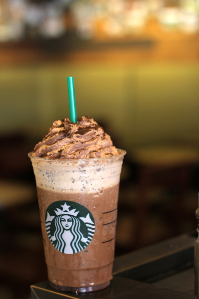 Starbucks ra mắt 2 món nước mới Strawberry Cheesecake Frappuccino và Mocha Cookie Crumble Frappuccino 2