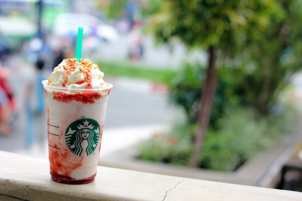 Starbucks ra mắt 2 món nước mới Strawberry Cheesecake Frappuccino và Mocha Cookie Crumble Frappuccino 1