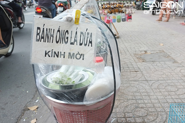 Nồng ấm bánh ống lá dứa ở góc phố Sài Gòn 8