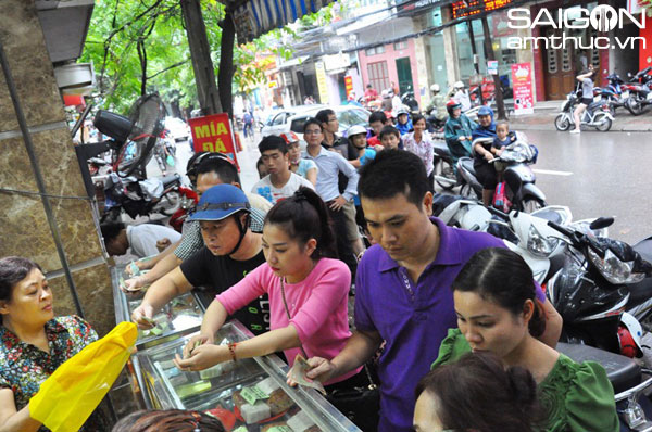 Người dân đội mưa, xếp hàng ở tiệm bánh trung thu nổi tiếng nhất Hà Nội 2