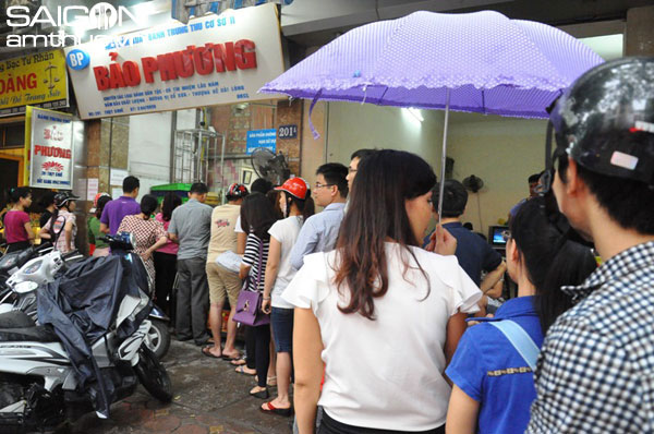Người dân đội mưa, xếpNgười dân đội mưa, xếp hàng ở tiệm bánh trung thu nổi tiếng nhất Hà Nội 1