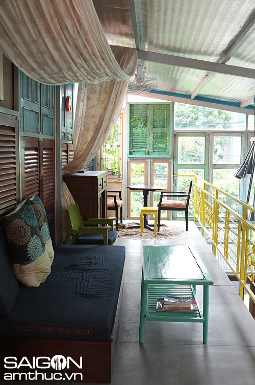 Độc đáo quán cà phê tự làm từ hơn 100 khung cửa ở Sài Gòn 18