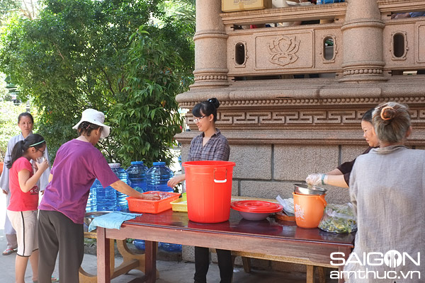 Người Sài Gòn lên chùa ăn chay, báo hiếu mùa Vu Lan 3