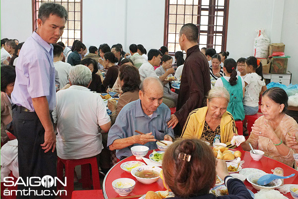 Người Sài Gòn lên chùa ăn chay, báo hiếu mùa Vu Lan 8