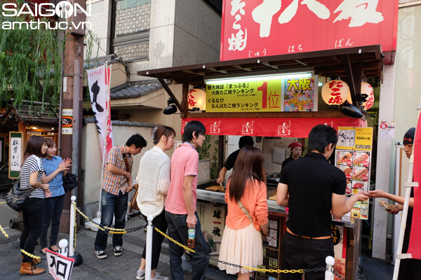 Một lần xếp hàng ăn bánh Takoyaki ở Osaka 2