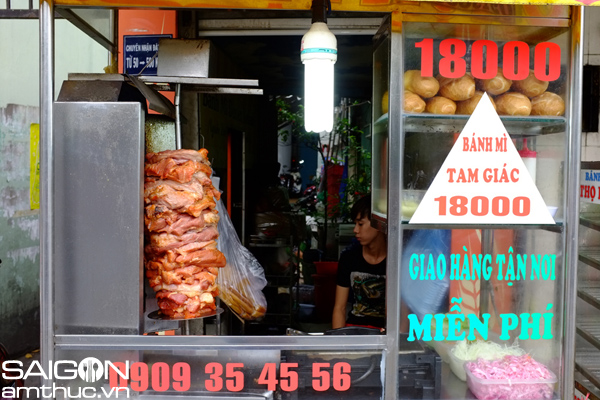 Món bánh mì kebab khu du nhập vào Hà Nội và Sài Gòn cũng chủ yếu làm từ thịt heo cho phù hợp với khẩu vị địa phương 6