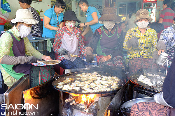 Xếp hàng và hít khói để ăn... bánh khọt Vũng Tàu 2