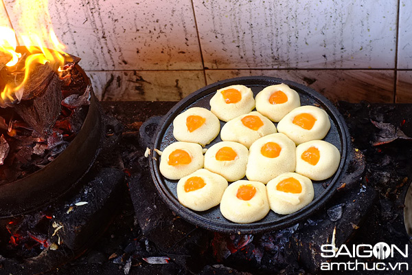 Bánh bông lan trứng muối 'hút hồn' giới trẻ Sài Gòn 3