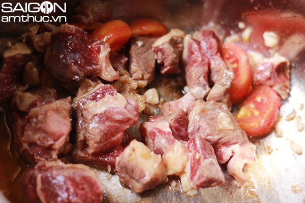Thịt bò ngọt kết hợp cùng vị chua dịu của dứa (thơm) rất phù hợp trong những ngày nắng nóng!