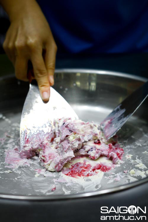 Lạ lẫm với cách làm kem chảo Thái Lan