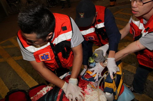 Phillip Yau Wing-choi được hô hấp nhân tạo tại chỗ, trước khi đưa đến bệnh viện cấp cứu nhưng vẫn không thể vượt qua