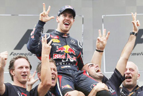 Vettel đi vào lịch sử F1