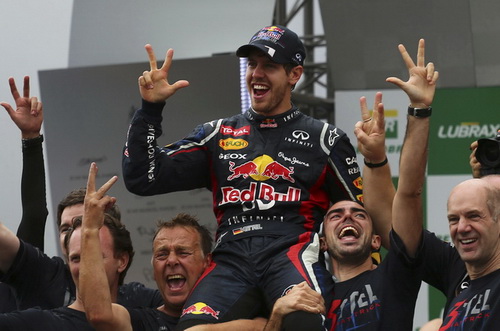 Vettel trở thành tay đua trẻ nhất trong lịch sử 3 lần vô địch thế giới