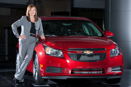 Mary Barra của GM bên chiếc Chevrolet