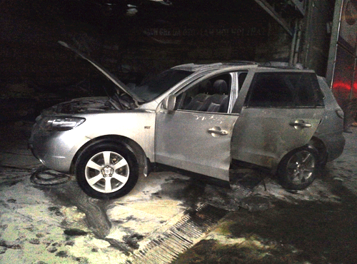 Hyundai Sante Fe cháy dữ dội gần cây xăng 
