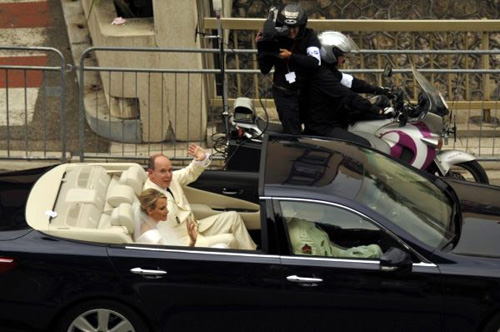 Albert II và Charlene Wittstock trên chiếc Lexus LS 600h L trong ngày cưới 