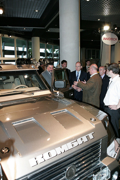 Ông hoàng Albert II thăm và xem chiếc Kombat tại triển lãm xe ô tô - 2