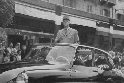 Tướng Charles de Gaulle trên chiếc Citoen DS