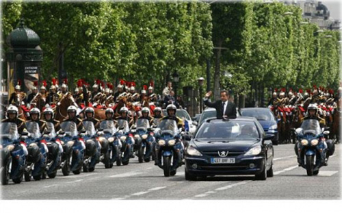 Ông Sarkozy trên chiếc limousine Peugeot 607 Paladine