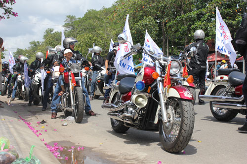 Một số xe mô tô phân khối lớn diễu hành tại khu vực thị xã Tây Ninh 1
