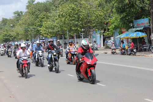 Một số xe mô tô phân khối lớn diễu hành tại khu vực thị xã Tây Ninh 2