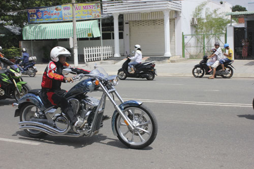 Một số xe mô tô phân khối lớn diễu hành tại khu vực thị xã Tây Ninh 4