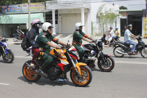 Một số xe mô tô phân khối lớn diễu hành tại khu vực thị xã Tây Ninh 5