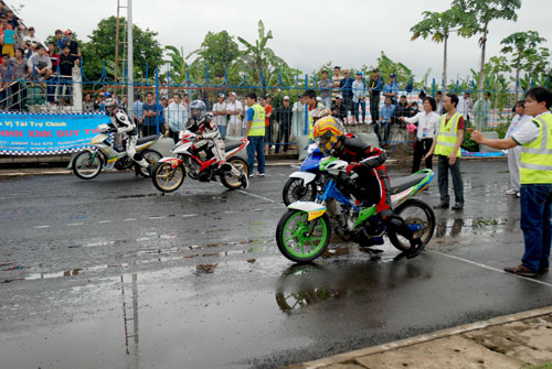 Đội mưa đua xe ở Bình Phước 1