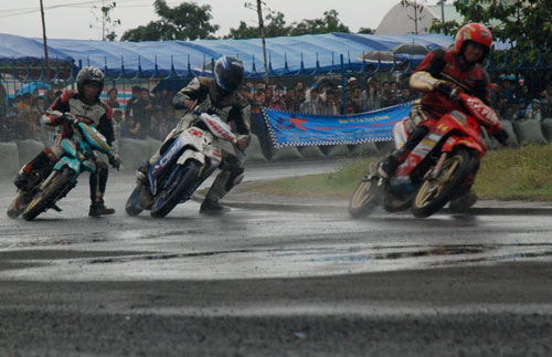 Đội mưa đua xe ở Bình Phước 12