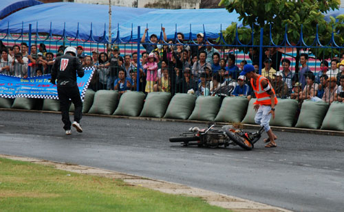 Đội mưa đua xe ở Bình Phước 9