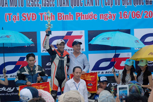 Đội mưa đua xe ở Bình Phước 11