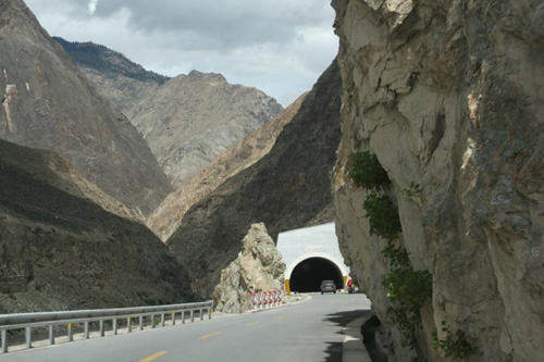 Đường đến Lhasa thường đi trên vách núi 1