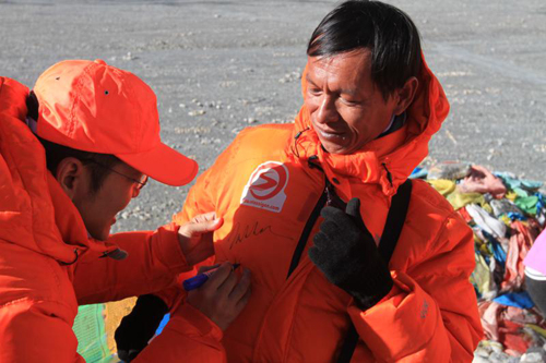 Anh Dương Anh Tuấn (Xe Ba Bánh) đang xin chữ ký của các thành viên ngay tại Everest Base Camp