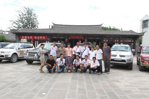 Cả đoàn chụp hình lưu niệm trước Chu Gia Trang, một trong 99 di sản văn hóa thế giới của Vân Nam
