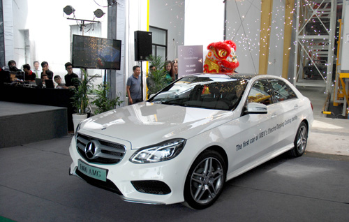 Sản phẩm đầu tiên của nhà máy sơn nhúng tĩnh điện hiện - Mercedes-Benz tại Việt Nam là chiếc E 400 - AMG 2